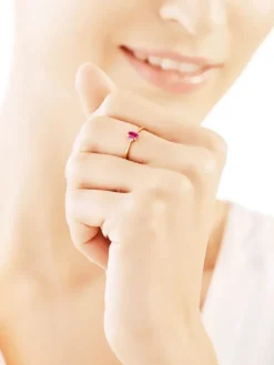 Pierścionek z żółtego złota z diamentami i rubinem - próba 375