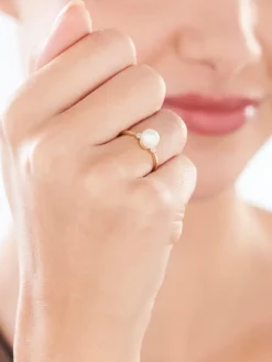 Pierścionek z żółtego złota z brylantami i perłą - próba 585