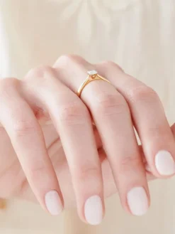 Pierścionek z żółtego złota z brylantem - 0,18 ct - próba 750