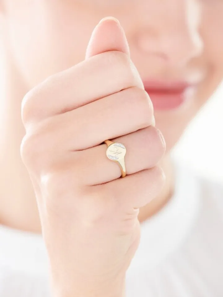 Pierścionek z żółtego złota z diamentami - sygnet - litera M - 0,01 ct - próba 375