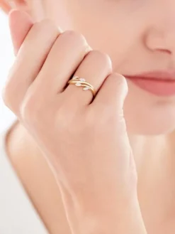 Pierścionek z żółtego złota z diamentami - liście - 0,05 ct - próba 375