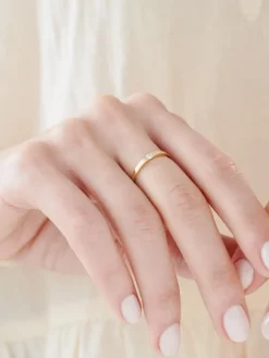 Pierścionek z żółtego złota z brylantem - 0,05 ct - próba 375