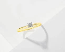 Pierścionek z żółtego złota z diamentem - 0,003 ct - próba 375