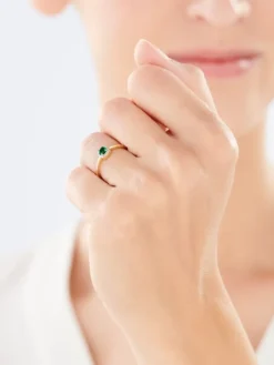 Pierścionek z żółtego złota z diamentami i szmaragdem syntetycznym - próba 375