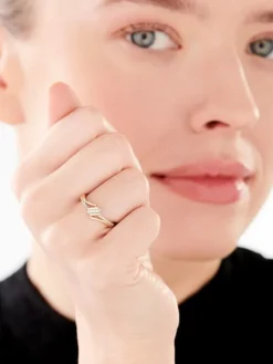 Pierścionek z żółtego złota z brylantami - 0,11 ct - próba 585