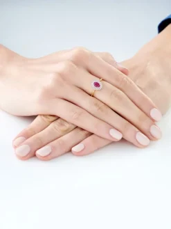 Pierścionek z żółtego złota z brylantami i rubinem - próba 585