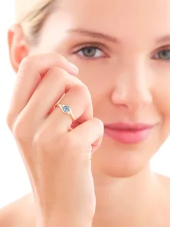 Pierścionek z żółtego złota z brylantami i topazem London Blue - próba 585