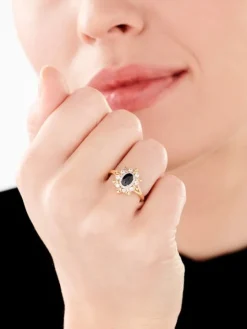 Pierścionek z żółtego złota z diamentami i szafirami - próba 585