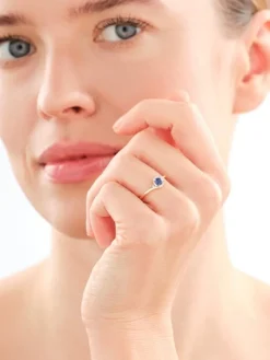 Pierścionek z żółtego złota z brylantami i szafirem - próba 585