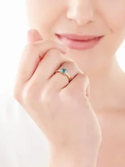 Pierścionek z żółtego złota z diamentami i topazem - próba 375