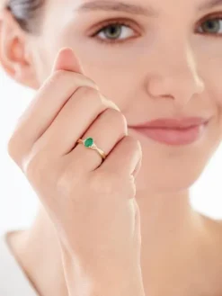 Pierścionek z żółtego złota z diamentami i szmaragdem - próba 585