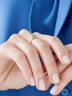 Pierścionek z żółtego złota z diamentami i szmaragdem - próba 375