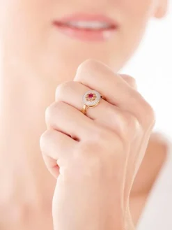 Pierścionek z żółtego złota z diamentami i rubinem - rozeta - próba 585