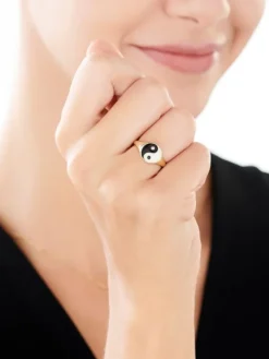 Pierścionek z żółtego złota z diamentami i emalią - sygnet - yin yang - 0,01 ct - próba 375