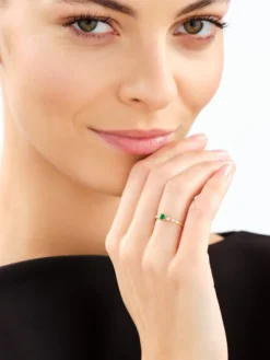 Pierścionek z żółtego złota z brylantami i szmaragdem syntetycznym - próba 375