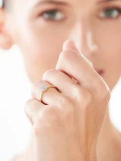 Pierścionek z żółtego złota z diamentami - 0,08 ct - próba 585