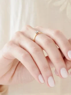 Pierścionek z żółtego złota z brylantem - 0,16 ct - próba 585