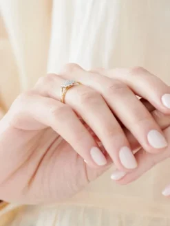 Pierścionek z żółtego złota z diamentami - 0,02 ct - próba 375