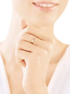 Pierścionek z żółtego złota z brylantem - 0,06 ct - próba 585