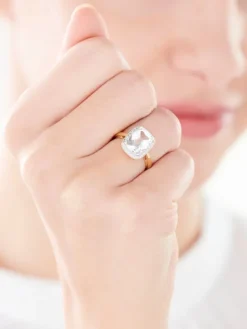 Pierścionek z żółtego złota z diamentami i topazem białym - próba 585