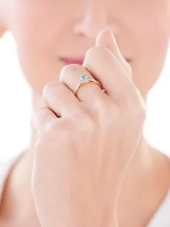 Pierścionek z żółtego złota z diamentami i topazem - próba 585