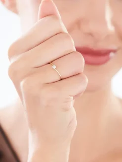 Pierścionek z żółtego złota z diamentami - 0,03 ct - próba 375