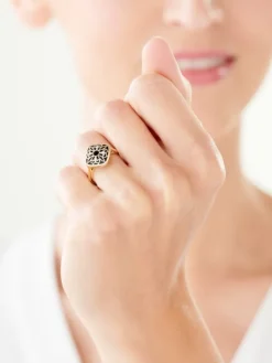 Pierścionek z żółtego złota z diamentami i onyksem - próba 375