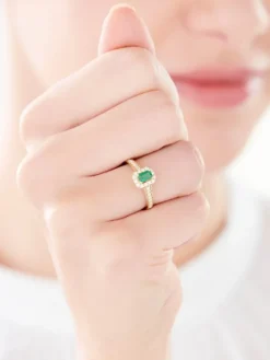 Pierścionek z żółtego złota z brylantami i szmaragdem - próba 585