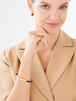 Pierścionek ze stali szlachetnej z detalem z masy żywicznej