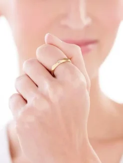 Pierścionek ze stali szlachetnej z cyrkonią