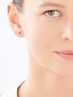 Pojedynczy srebrny kolczyk z cyrkonią