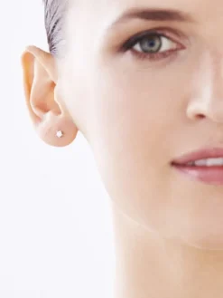 Pojedynczy złoty kolczyk z cyrkonią