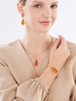 Zawieszka srebrna z bursztynem