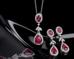 Zawieszka z białego złota z brylantami i rubinami - próba 585