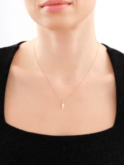 Zawieszka z różowego złota z diamentami - medalik Matka Boska - 0,006 ct - próba 375