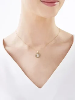 Zawieszka z żółtego złota z diamentem - medalik Matka Boska Częstochowska - 0,003 ct - próba 375