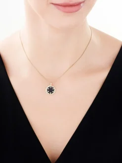 Zawieszka z żółtego złota z diamentami i emalią - rozeta - 0,01 ct - próba 375