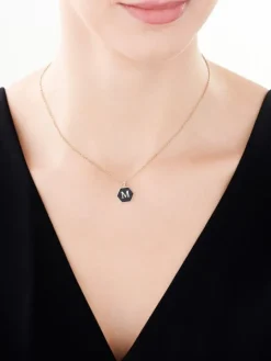 Zawieszka z żółtego złota z diamentem i onyksem - litera M - próba 375