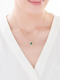 Zawieszka z żółtego złota z diamentami i szmaragdem syntetycznym - próba 375