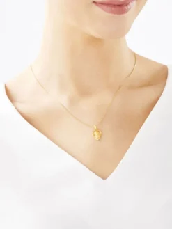 Zawieszka z żółtego złota z diamentem - medalik Matka Boska - 0,004 ct - próba 375