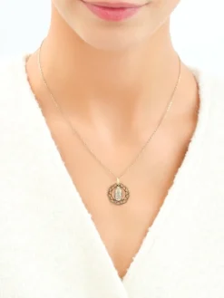 Złota zawieszka - medalik Matka Boska