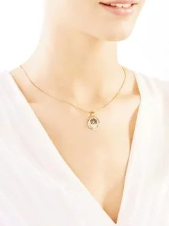 Złota zawieszka - medalik z wizerunkiem Chrystusa