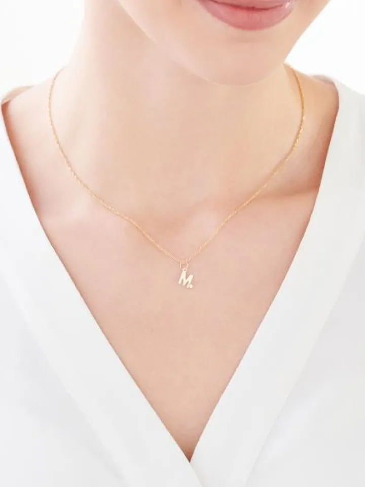 Złota zawieszka z cyrkonią - litera M