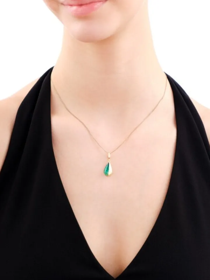 Złota zawieszka z emalią