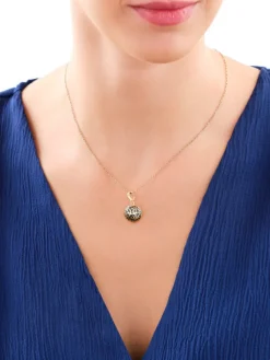 Złota zawieszka z emalią