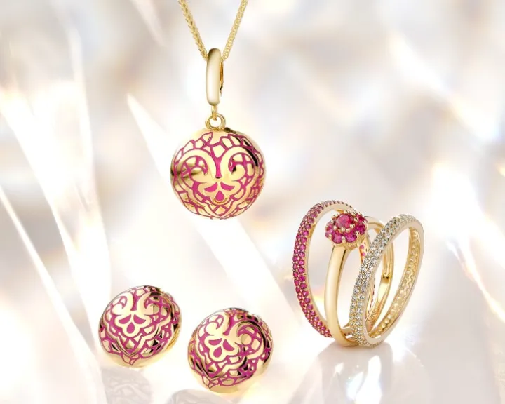 Złota zawieszka z emalią