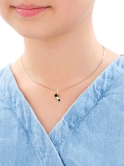 Złota zawieszka z emalią - but piłkarski