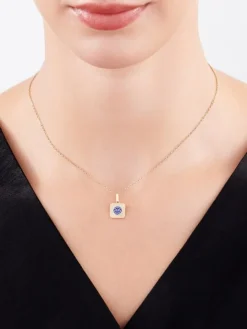 Złota zawieszka z emalią i masą perłową