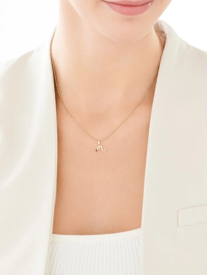 Złota zawieszka z granatem - Skorpion