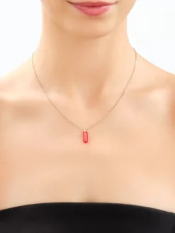 Złota zawieszka z koralem syntetycznym